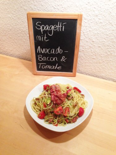 Spaghetti mit Avocado, Bacon und Tomate
