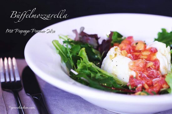 Büffelmozzarella mit Papayasalat