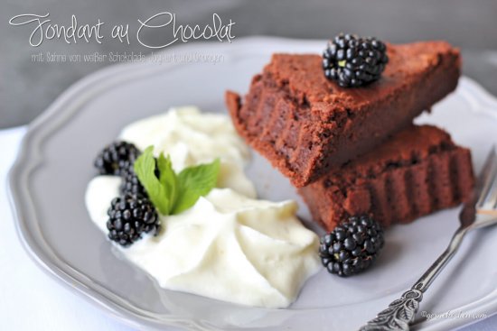 Schokoladenfondant mit Sahne von weißer Schokolade, Joghurt und Orangen