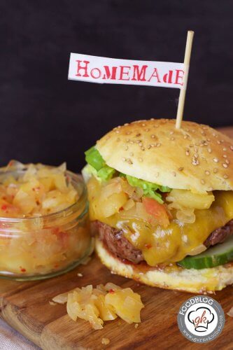 Cheeseburger mit Apfel-Zwiebel-Chili-Chutney