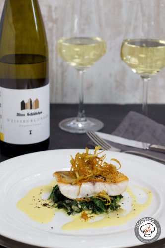 Zander auf Spinat und Weißwein-Hollandaise