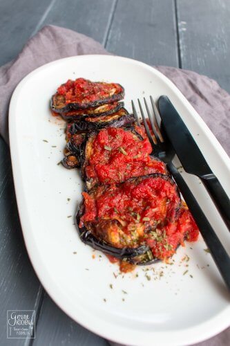 Auberginen mit Knoblauch und Tomaten