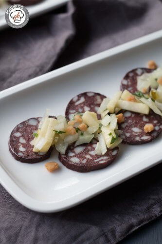 Blutwurstcarpaccio mit Apfel-Zwiebel-Salat