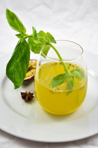 Maltes Sektcocktail mit Maracuja und Raki