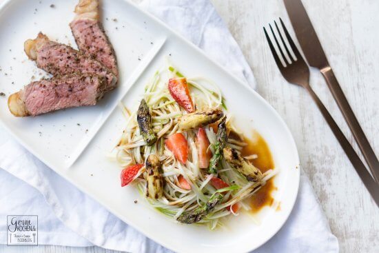 Spargelsalat mit Erdbeeren, gegrillten Spargelköpfen und Dry Aged Striploin Steaks
