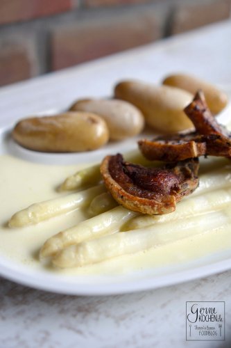 Spargel mit Sauce Hollandaise, Frühkartoffeln und Spanferkelkoteletts