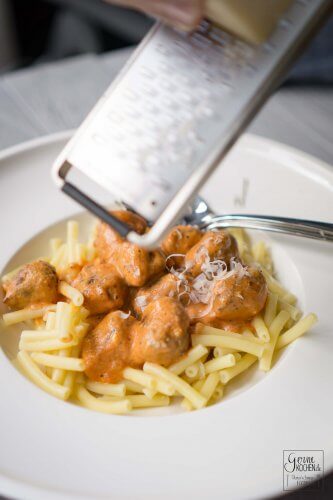 Tomaten-Mascarpone-Sauce mit Hackbällchen