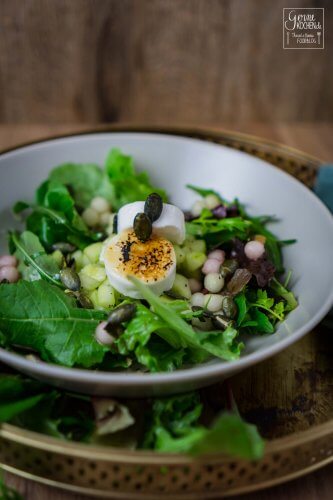 Geflämmter Ziegenfrischkäse auf Gurken-Wildkräutersalat
