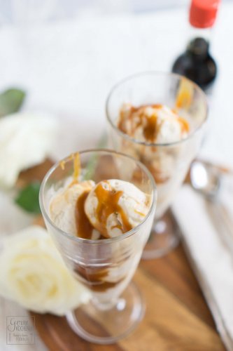 Sahneeis mit Salted Caramel Sauce