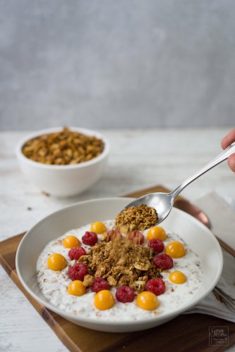 Granola mit Pinienkernen und Mandeln
