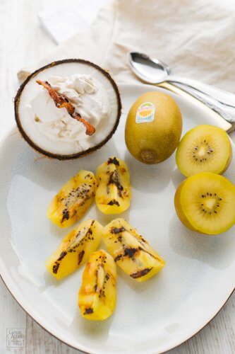 Gegrillte SunGold Kiwi mit Kokoseis und Candy-Bacon