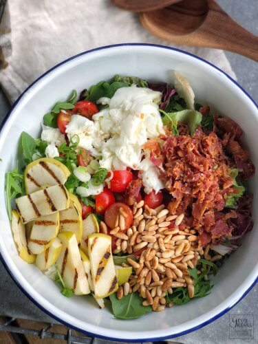 Grillsalat mit Bacon, Apfel und Honig-Miso-Dressing