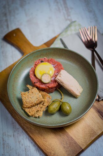 Vitello Tonnato 2.0 – Kalbstatar mit Onsen Ei und Thunfisch