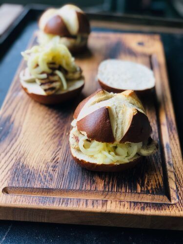 Weißwurstsemmel – Laugenbrötchen mit gegrillter Weißwurst