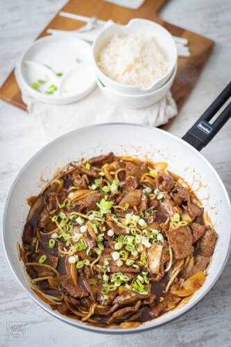 Chinesisches Rindfleisch mit Zwiebeln