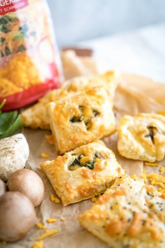 Spinatblätterteigtaschen mit Pilzen und geriebenem Cheddar