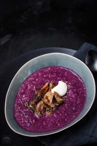 Rotkohlsuppe mit confierter Gänsekeule