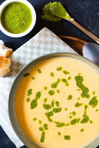 Kartoffel-Karotten-Suppe mit Rapsöl-Rauke-Pesto