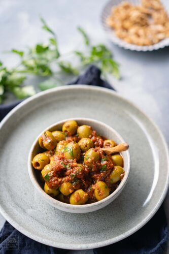 Grüne Oliven in Tomatensauce