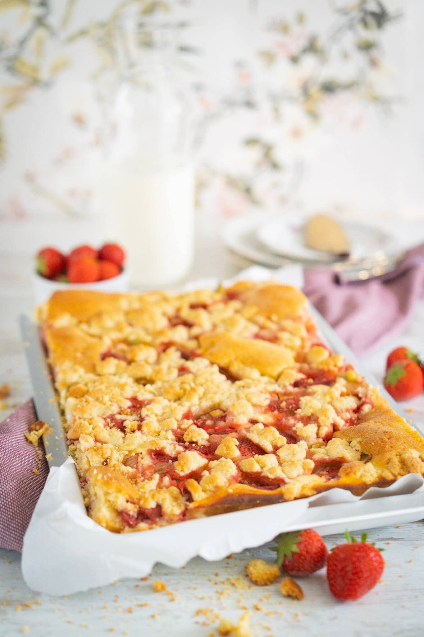 Erdbeer-rhabarber-Streuselkuchen