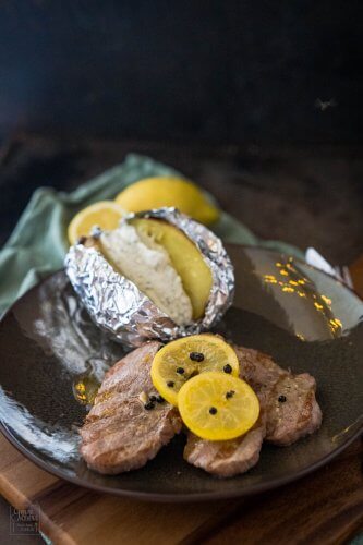 Gegrillte Kalbsschnitzelchen mit Zitronenbutter