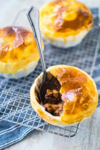 Beef Wellington Gulasch mit Blätterteighaube