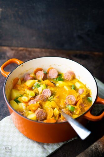 Herbstlicher Eintopf mit Kürbis und Mettenden