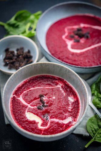 Rote Bete Suppe mit Gin und karamellisiertem Pumpernickel