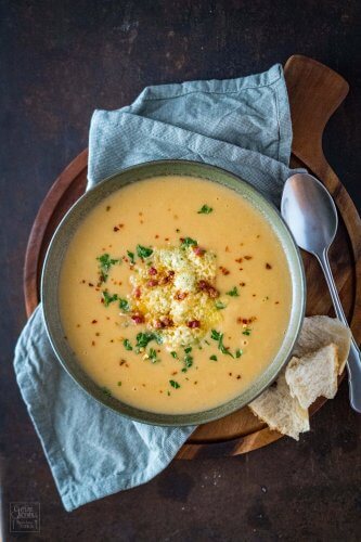 Steckrübensuppe mit Emmentaler-Chip