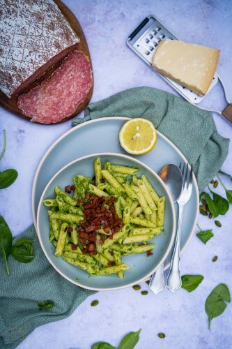 Penne mit Spinat-Pistazien-Pesto und Salami-Würfeln