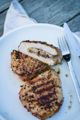 Gefüllte Schweinesteaks vom Grill
