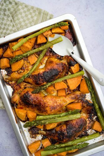 All in One Blech: Hähnchenschenkel mit Süßkartoffeln und Spargel
