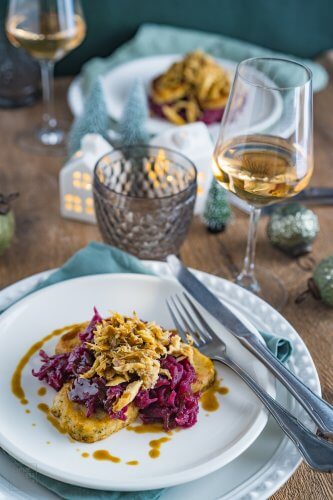Pulled Rabbit mit Rotkohl und Semmelknödeltalern