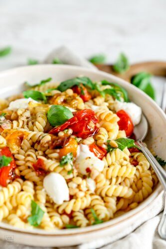 Sommerpasta mit ofengerösteten Tomaten und Mozzarella