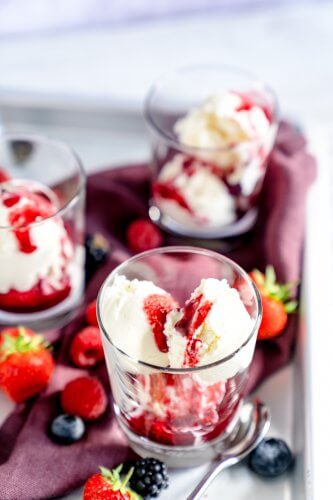 Frozen Joghurt mit Beerensauce