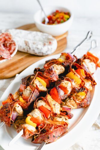 Hähnchenspieße mit Salami