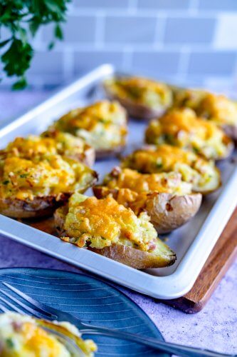 Gefüllte Ofenkartoffel mit Schinken und Käse