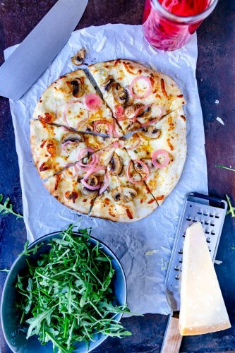 Pizza Bianco mit eingelegten roten Zwiebeln und Champignons