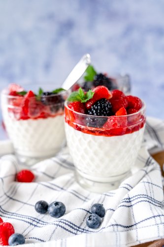 Joghurtmousse mit Beeren