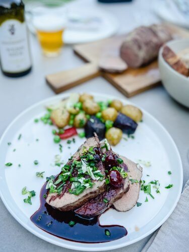 Rinderhüfte mit Gremolata, Ofengemüse und Kirschsoße