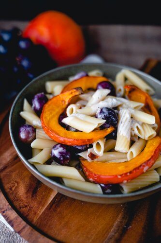 Nudeln mit geröstetem Kürbis und Gorgonzola-Trauben-Sauce