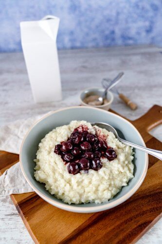 Milchreis mit heißen Kirschen