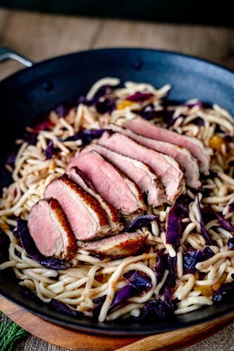 Spätzle-Rotkohl-Pfanne mit Entenbrust