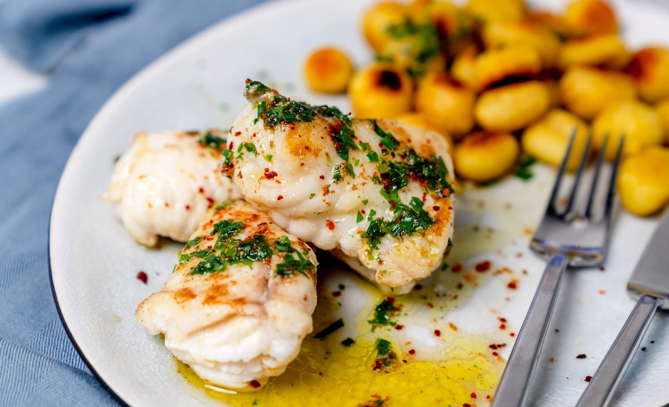 Seeteufel in Kräuterbutter
