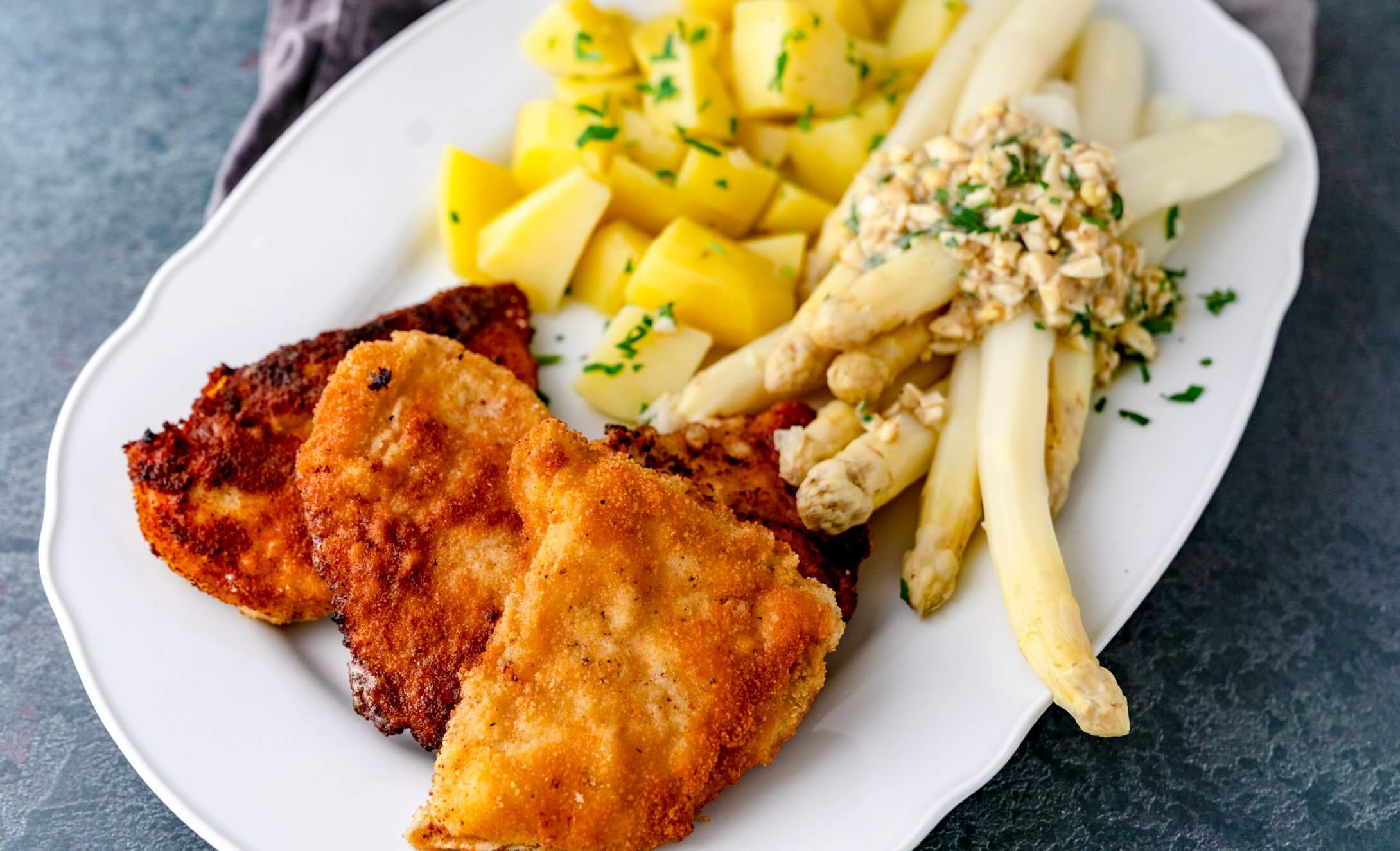 Spargelplatte mit Schnitzelchen