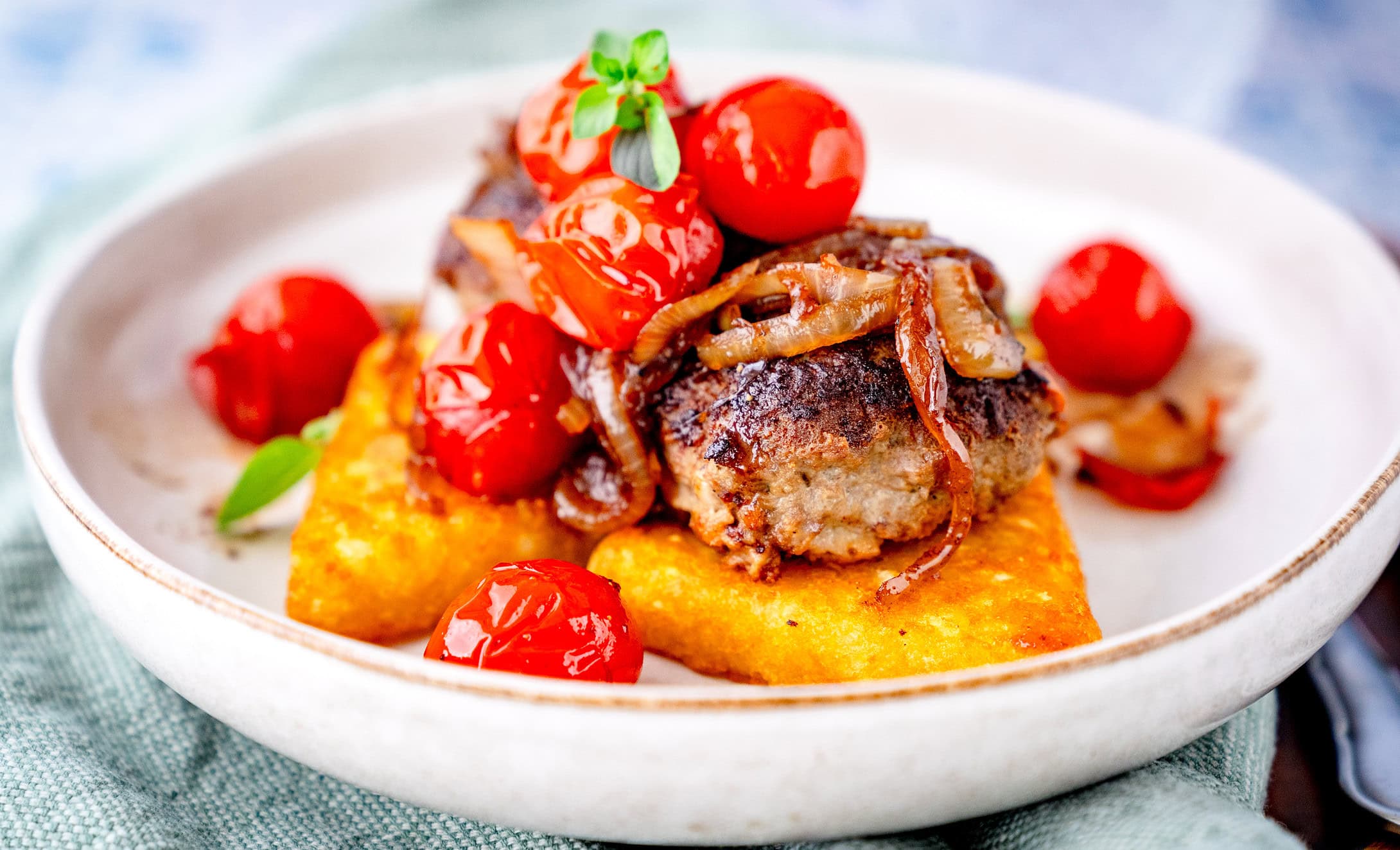Frikadellen mit Tomaten und Zwiebeln