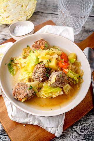 Wirsingtopf mit Hackbällchen