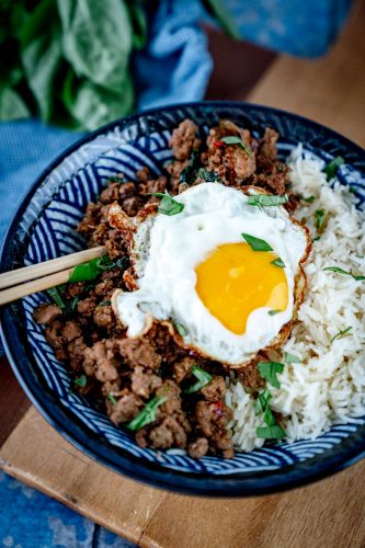 Pad Kra Pao – Thailändisches Hackfleisch mit Spiegelei
