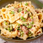 Cremige Pasta mit Pancetta und Erbsen
