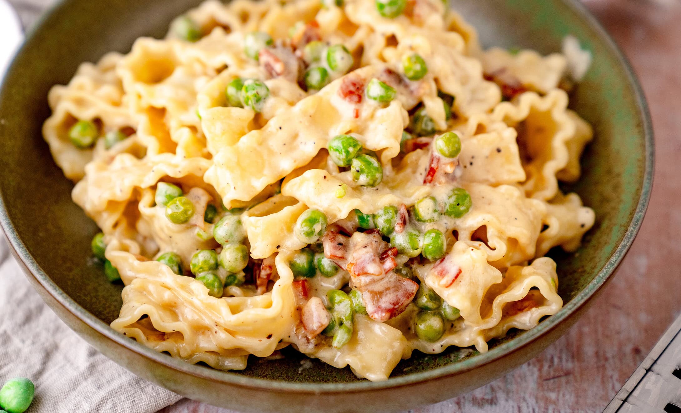 Cremige Pasta mit Pancetta und Erbsen